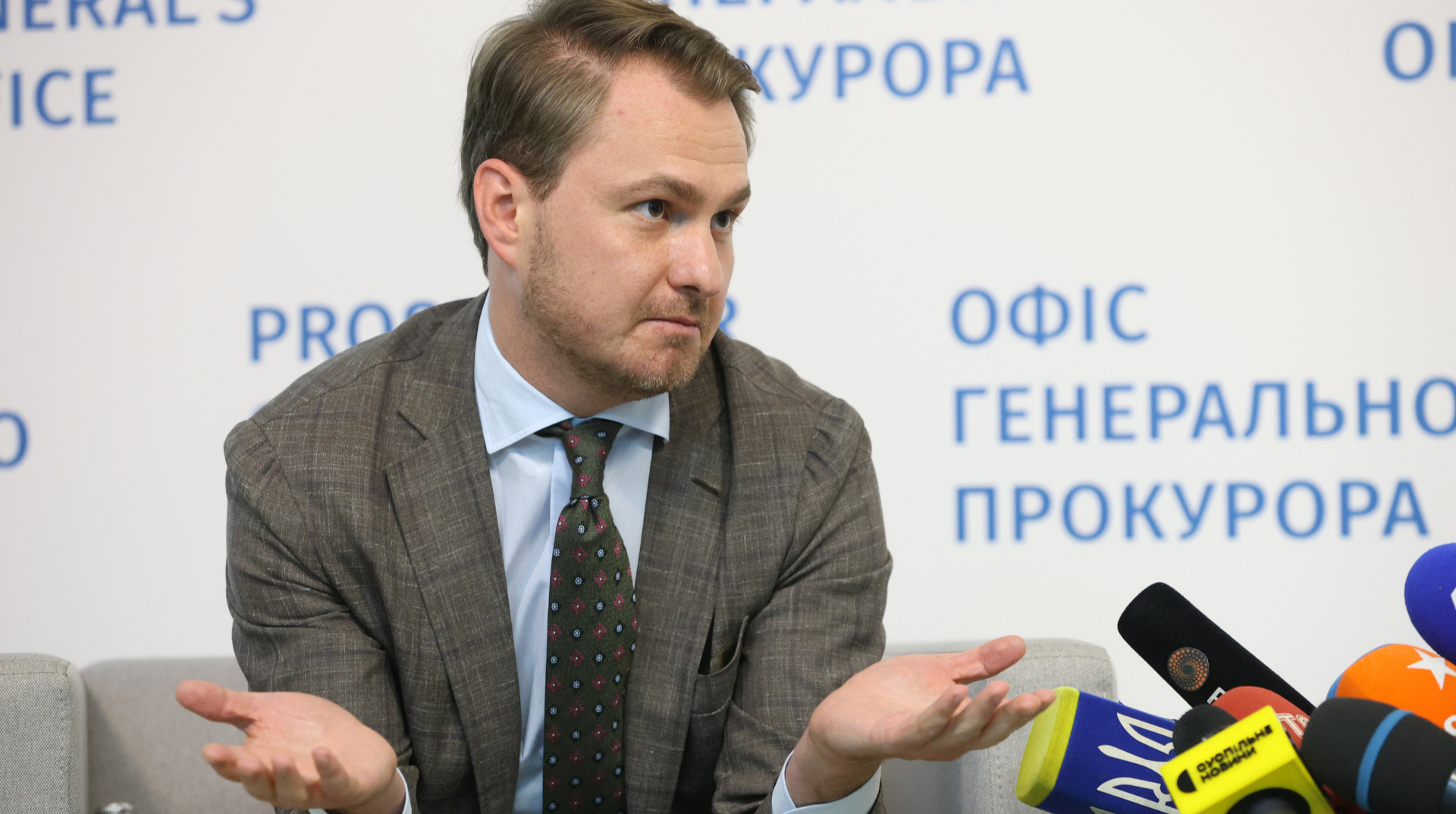 Ukraine’s top prosecutor flees abroad amid escalating anti-corruption feud