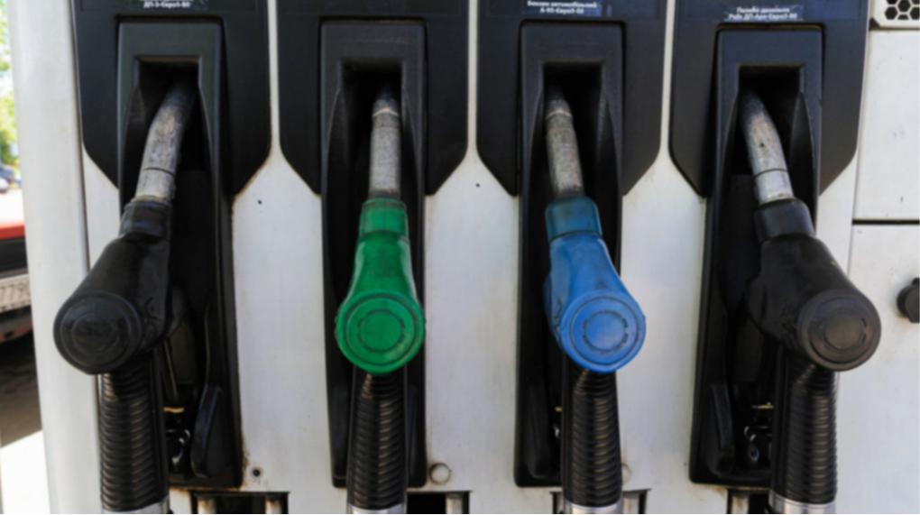 Ukrainian drone strikes cut Russia’s petrol supply by a third, fuel queues reach Moscow
